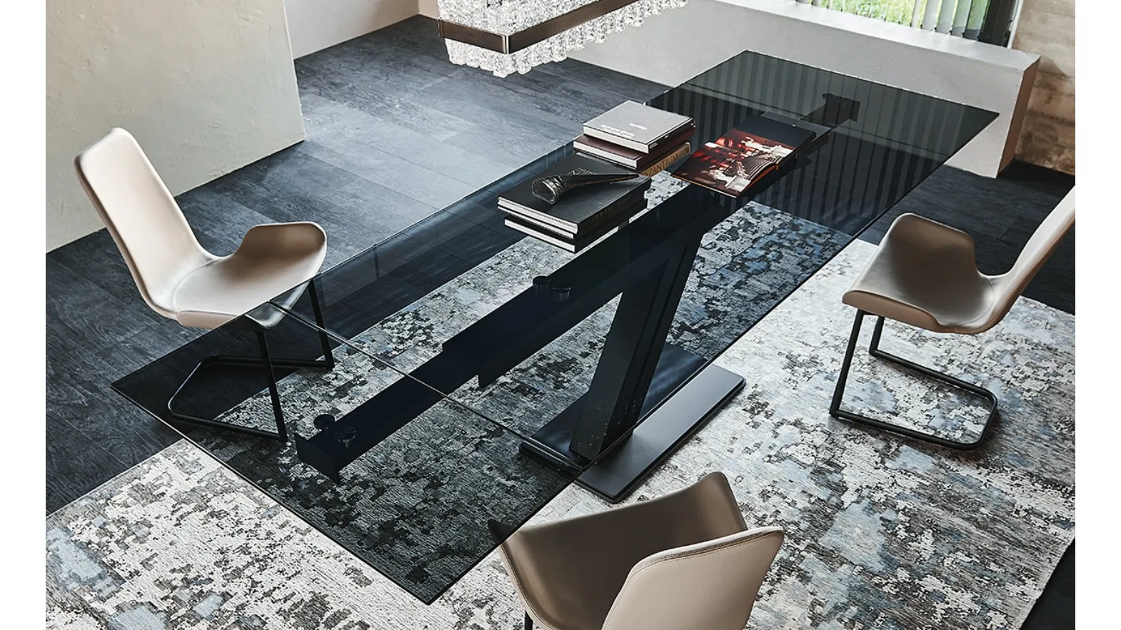 Tavolo allungabile on base in metallo e piano in cristallo fumè Zeus Drive di Cattelan Italia