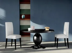 Tavolo rotondo in legno laccato nero con base sagomata Art 1435 Vanity di Fratelli Mirandola