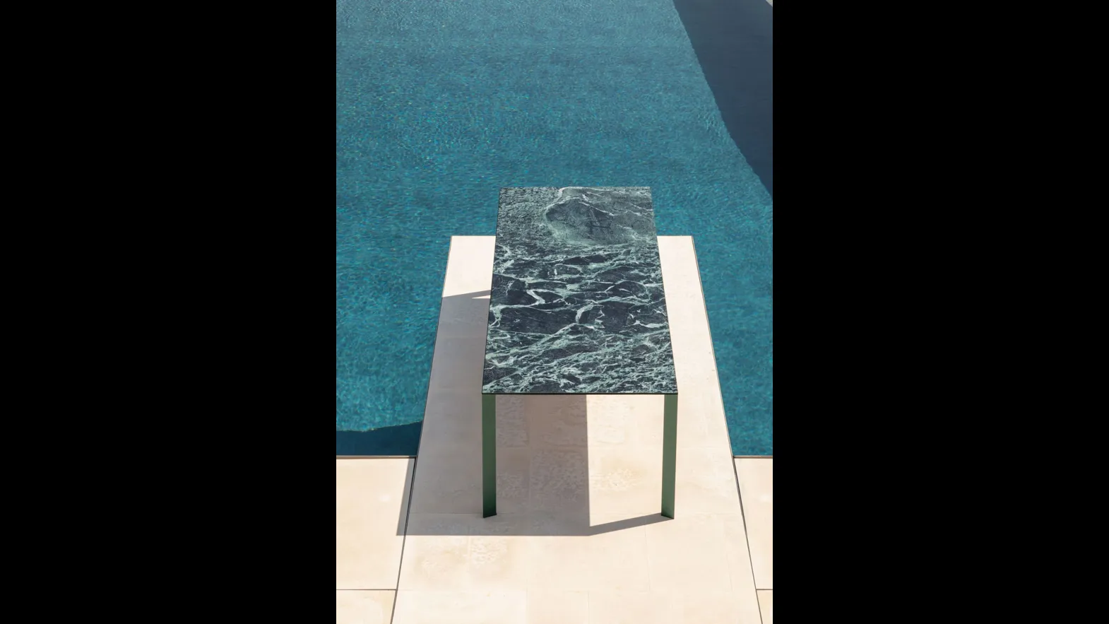 Tavolo Akashi in ceramica di Midj