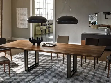 Tavolo con gambe in metallo verniciato e piano noce Sigma di Cattelan Italia