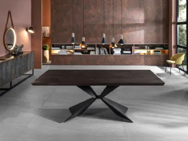 Tavolo allungabile con top in legno scuro e base in metallo Stark di Stones