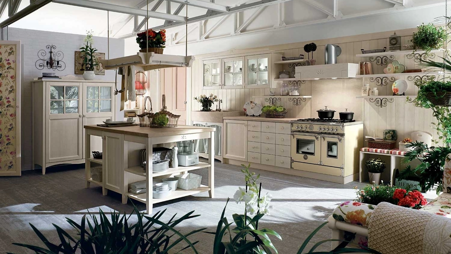 Cucina Classica con isola in legno con pensili a vetrina e base a giorno con lavello in marmo Everyday Canapa Talcato di Callesella