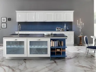 Cucina Classica lineare in laccato lucido bianco e in laccato opaco blu con ante in vetro Q Elisabeth 02 di Spagnol Cucine