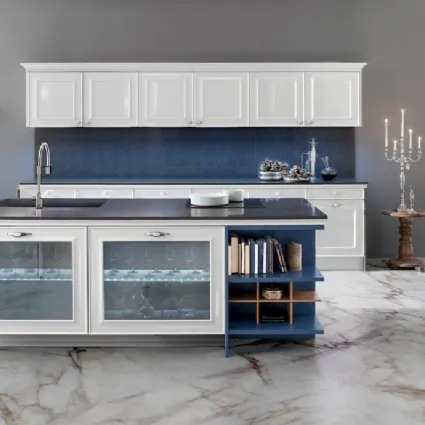 Cucina Classica lineare in laccato lucido bianco e in laccato opaco blu con ante in vetro Q Elisabeth 02 di Spagnol Cucine