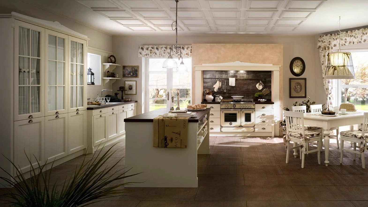 Cucina Classica con isola in legno laccato con pensili a vetrina Sweet Kitchen English Style di Callesella