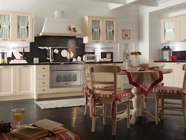 Cucina Classica angolare in legno laccato con pensili a vetrina e tavolo rotondo in massello di abete Sweet Kitchen Romantic Light di Callesella