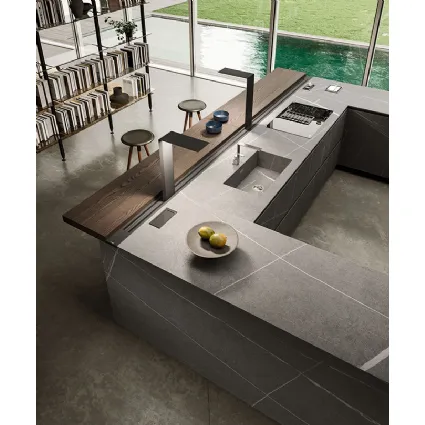 Cucina Design angolare con ante e top in gres e bancone impiallacciato olmo Ak 04 02 di Arrital