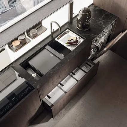 Cucina Design lineare in castagno spazzolato con top in marmo nero rigato Ak 07 03 di Arrital