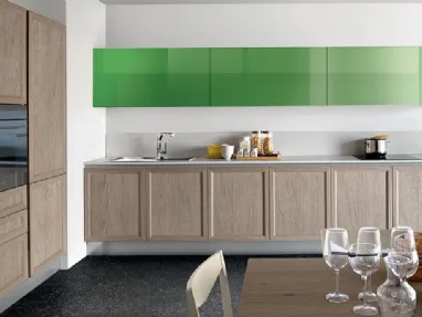 Cucina Moderna lineare in rovere spazzolato e vetro lucido laccato verde prato con top in Okite Maryland 02 di Spagnol Cucine