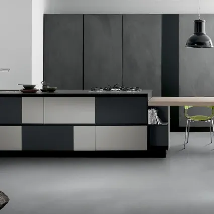 Cucina Moderna lineare in Fenix  Grigio e Nero e resina malta ecologica cemento Scaccomatto 01 di Spagnol Cucine