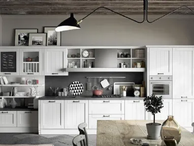 Cucina Shabby Chic lineare con anta dogata laccato bianco neve e top in pietra composita Tabià 6 di Spagnol Cucine