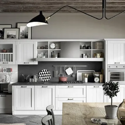 Cucina Shabby Chic lineare con anta dogata laccato bianco neve e top in pietra composita Tabià 6 di Spagnol Cucine