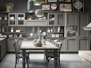 Cucina con anta dogata in laccato opaco e top in HPL Cement Shabby Chic angolare Tabià 7 di Spagnol Cucine
